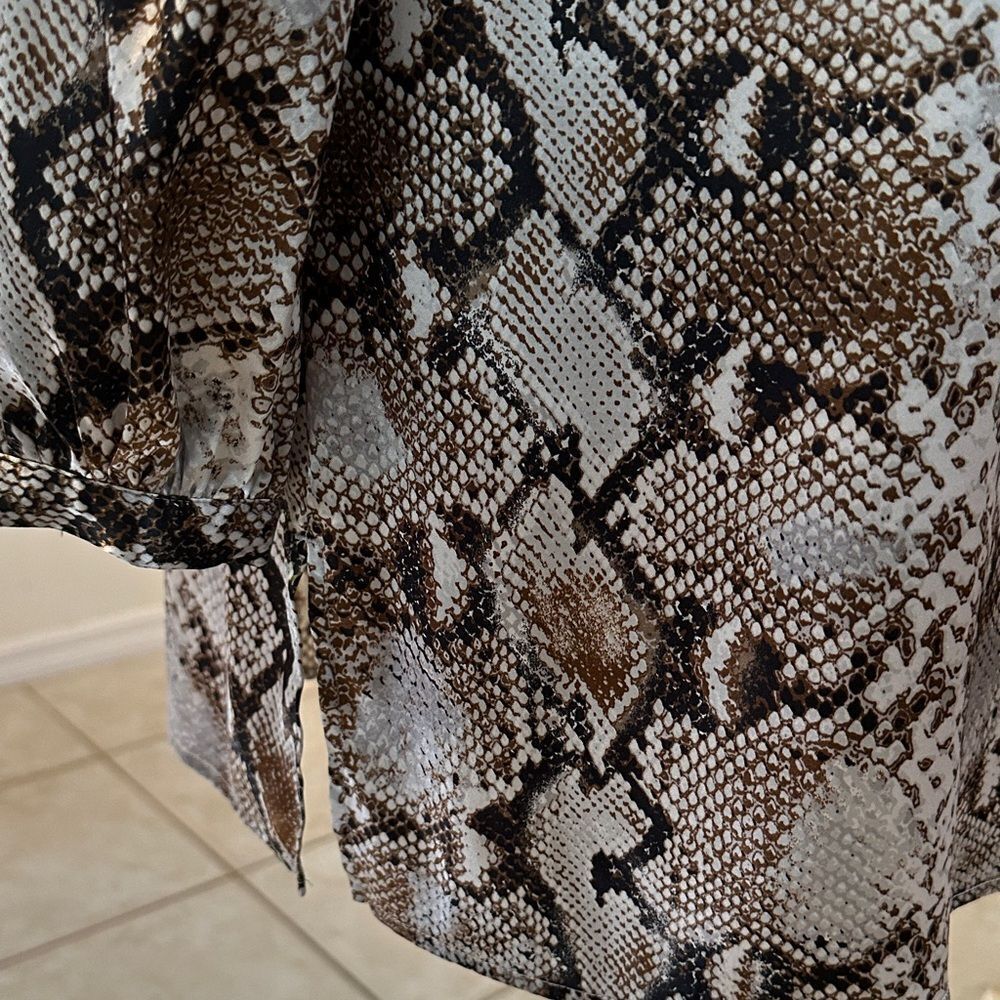 Chico’s Silver/Bronze Snake Print Sateen Long Sleeve Tunic Size 1-Medium - Picture 8 of 14